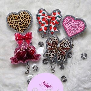 Minnie Mouse eat Badge reels